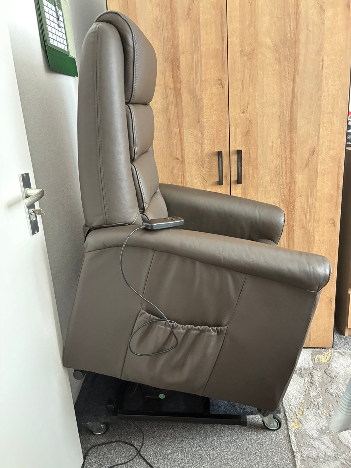 Te koop Elektrische relaxstoel met sta op functie, Huis en Inrichting, Ophalen, Minder dan 75 cm, Leer, Zo goed als nieuw
