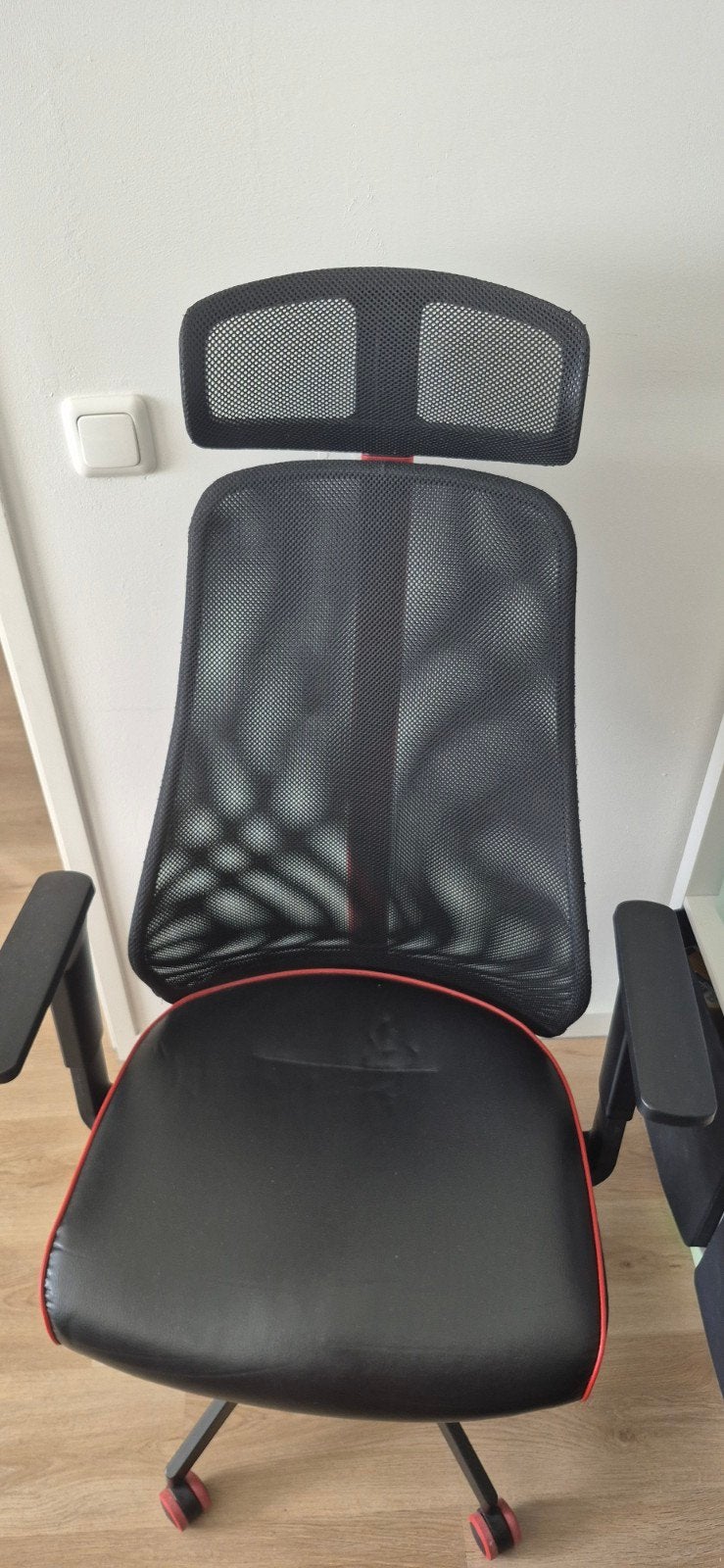 IKEA Bureaustoel - Zwart/Rood Ergonomisch, Ophalen, Zwart, Zo goed als nieuw, Bureaustoel