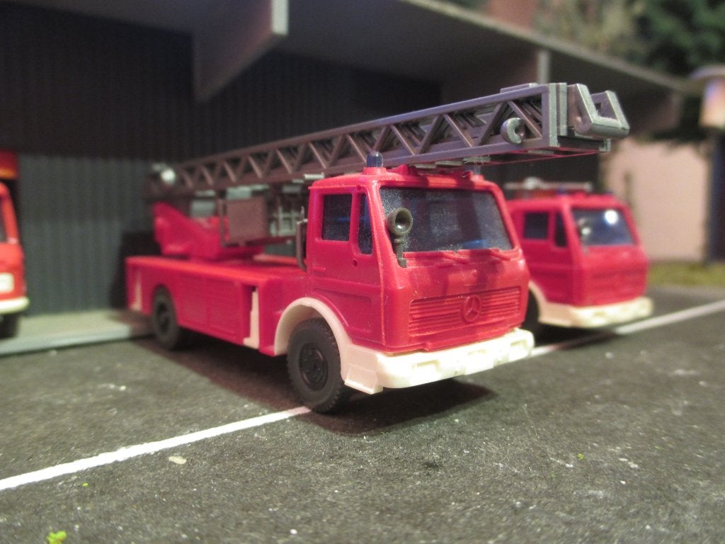 Mercedes Benz NG 1419 Metz DLK 23 12 Wiking ladderwagen, Hobby en Vrije tijd, Modelauto's | 1:87, Ophalen of Verzenden, Gebruikt