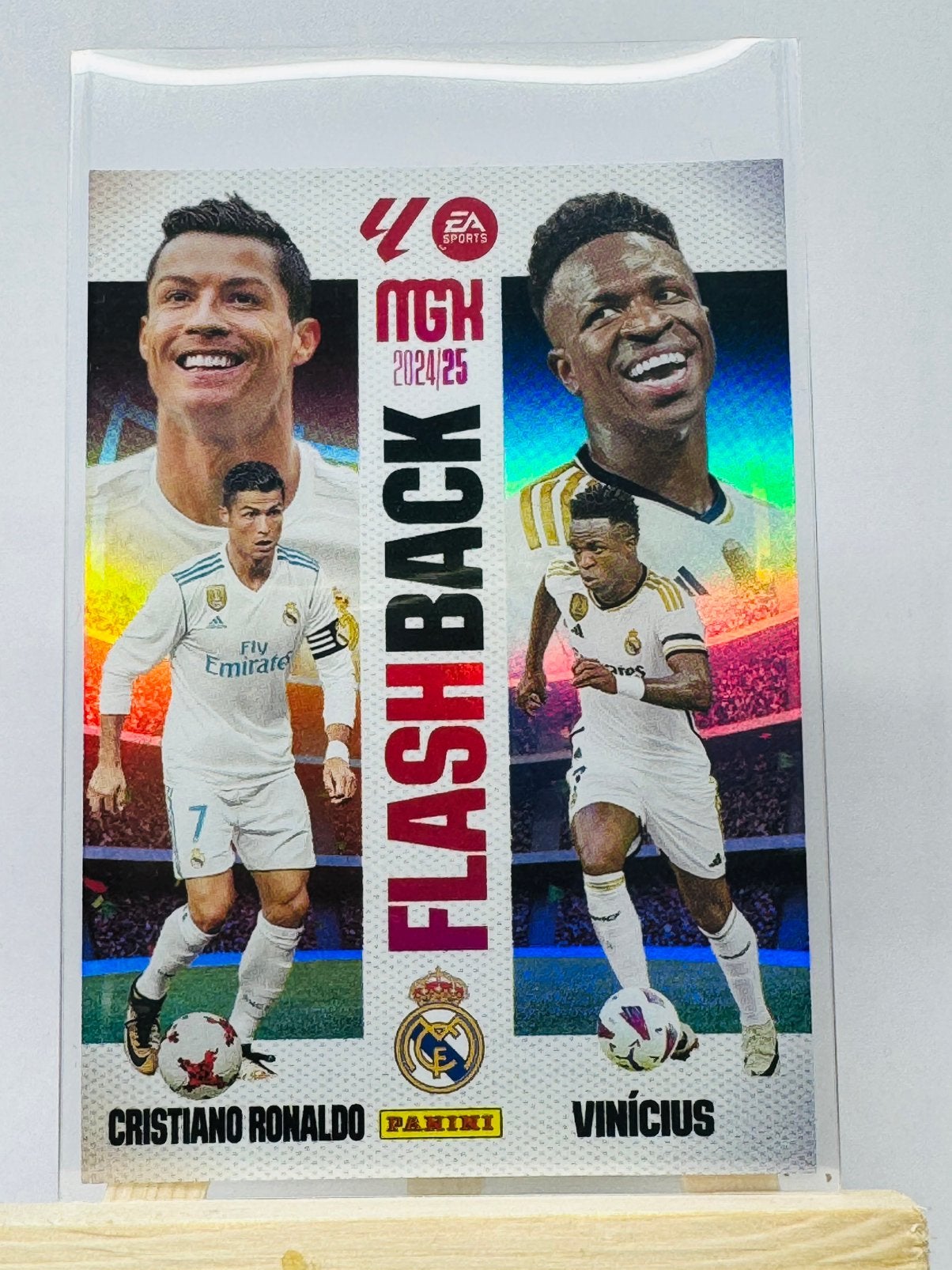 Panini Cristiano Ronaldo & Vinícius MGK 2024-25 Flashback, Ophalen of Verzenden, Zo goed als nieuw, Plaatje