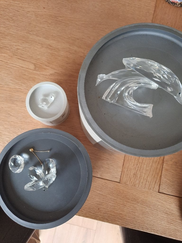 Swarovski. Beschadigde stukken. Dolfijnen, haan en vlinder, Ophalen of Verzenden, Zo goed als nieuw, Figuurtje