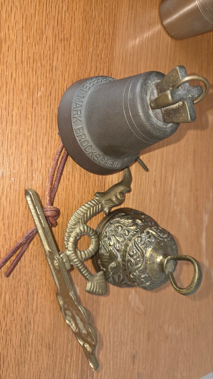 Twee messing klokjes, Ophalen