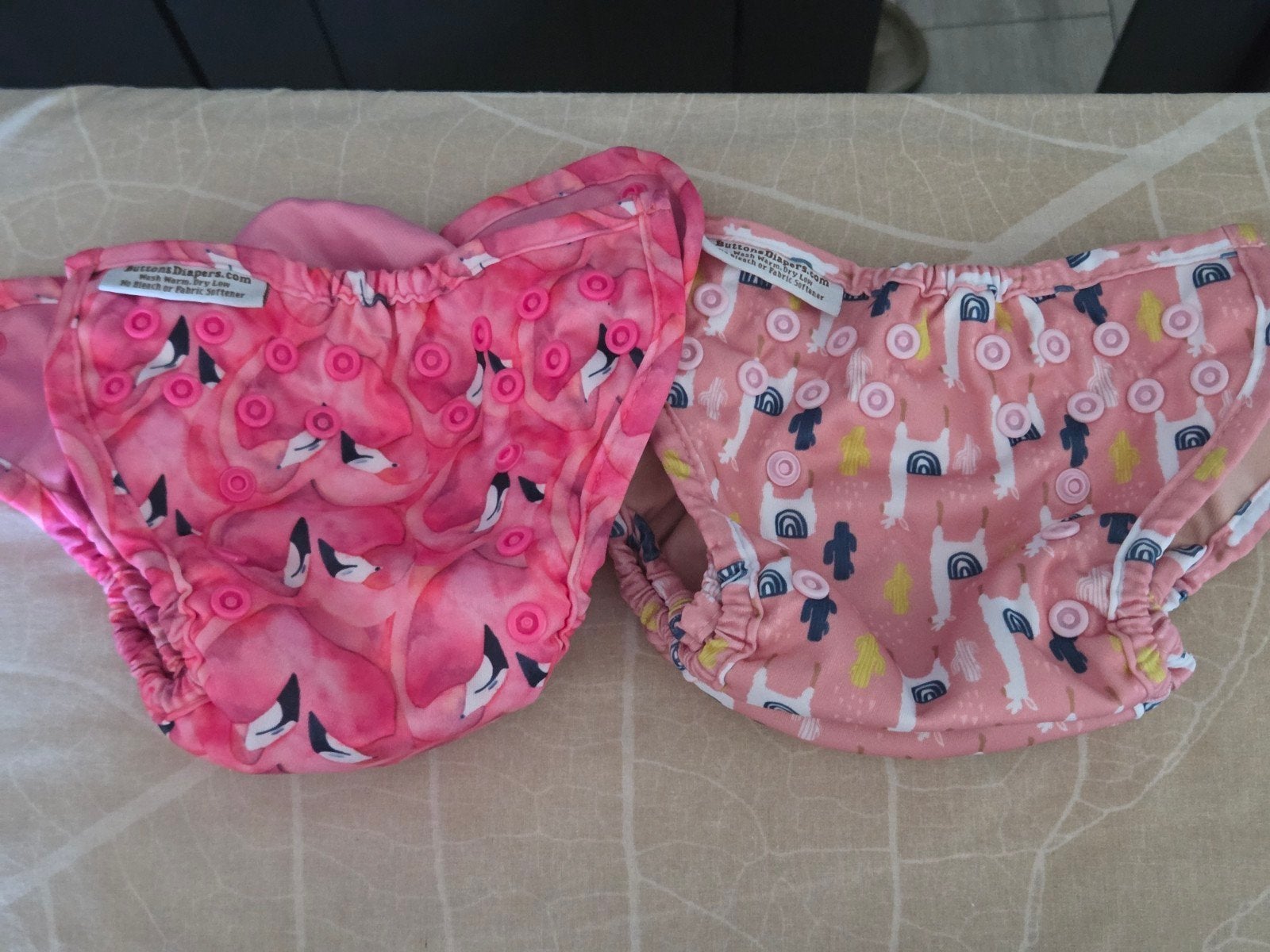 2x Buttons newborn overbroekjes - Zo goed als nieuw, Ophalen of Verzenden, Zo goed als nieuw, Buttons Diapers, Jongetje of Meisje