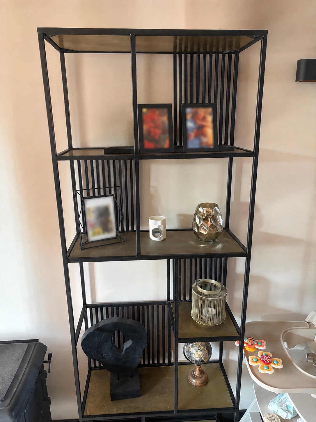 Boekenkast met gouden accenten, Huis en Inrichting, Kasten | Wandmeubels, Met plank(en), 200 cm of meer, Ophalen of Verzenden