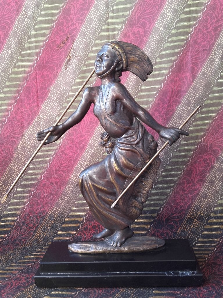 Mooi oud brons beeld van een danser met speren 36,2 cm.