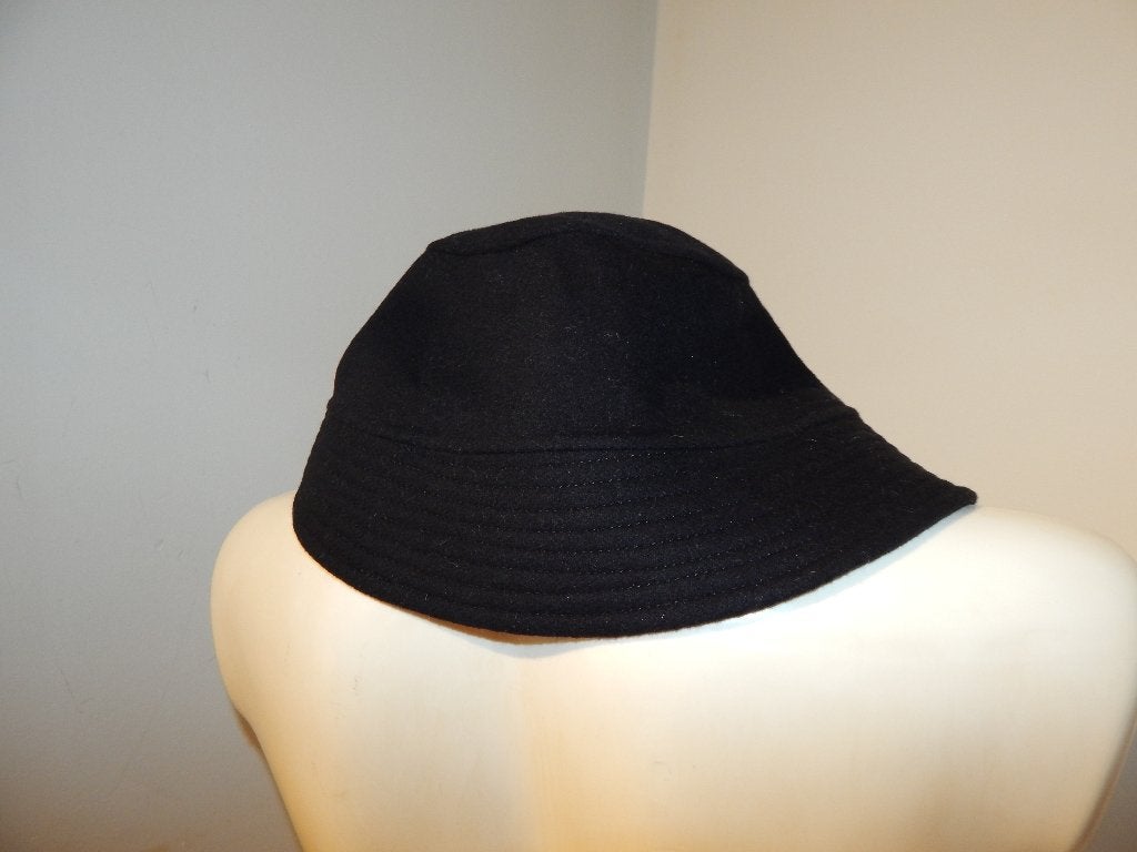 Max Mara wollen hoed zwart van kleur vissers hoedje, 56 of 57 cm (M, 7 of 7⅛ inch), Verzenden, Hoed, Max Mara
