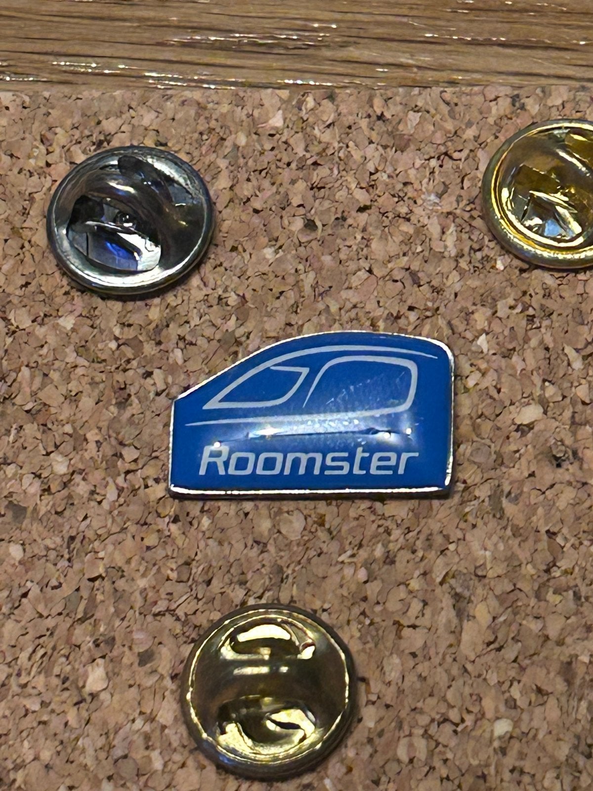 Skoda Roomster Pin, Ophalen of Verzenden, Gebruikt, Merk, Speldje of Pin