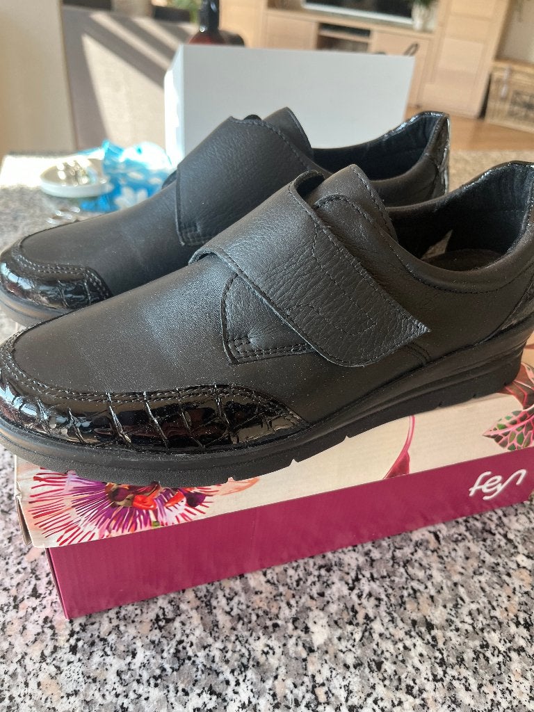 zwarte dames schoen met lakaccenten-nieuw, Kleding | Dames, Schoenen, Nieuw, Ophalen of Verzenden, Instappers, Zwart