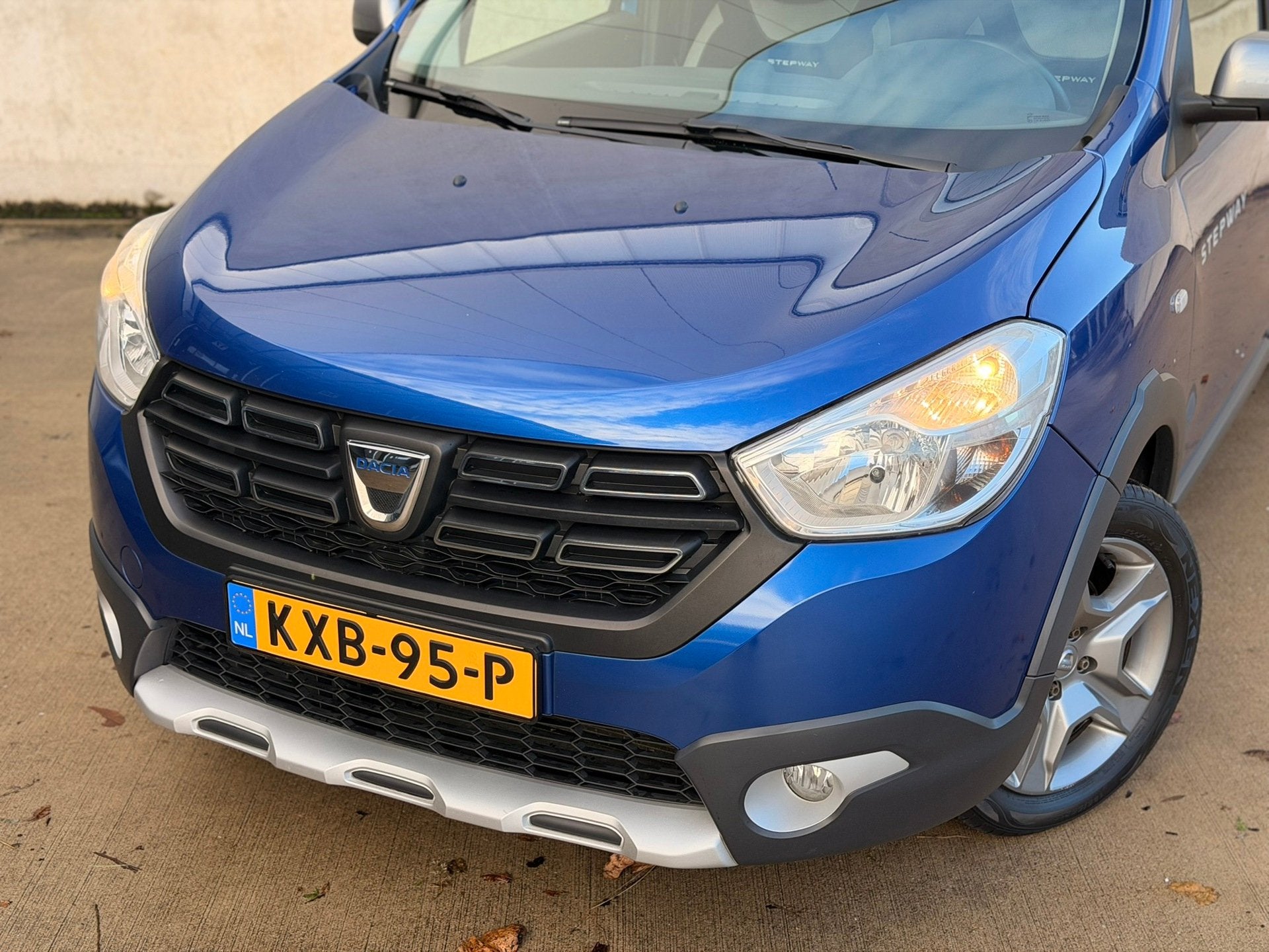 Dacia Lodgy 1.3 TCe Stepway 7P CarPlay Cruise 3x isofix Stoe, Auto's, Voorwielaandrijving, Dealer onderhouden, Stof, Gebruikt