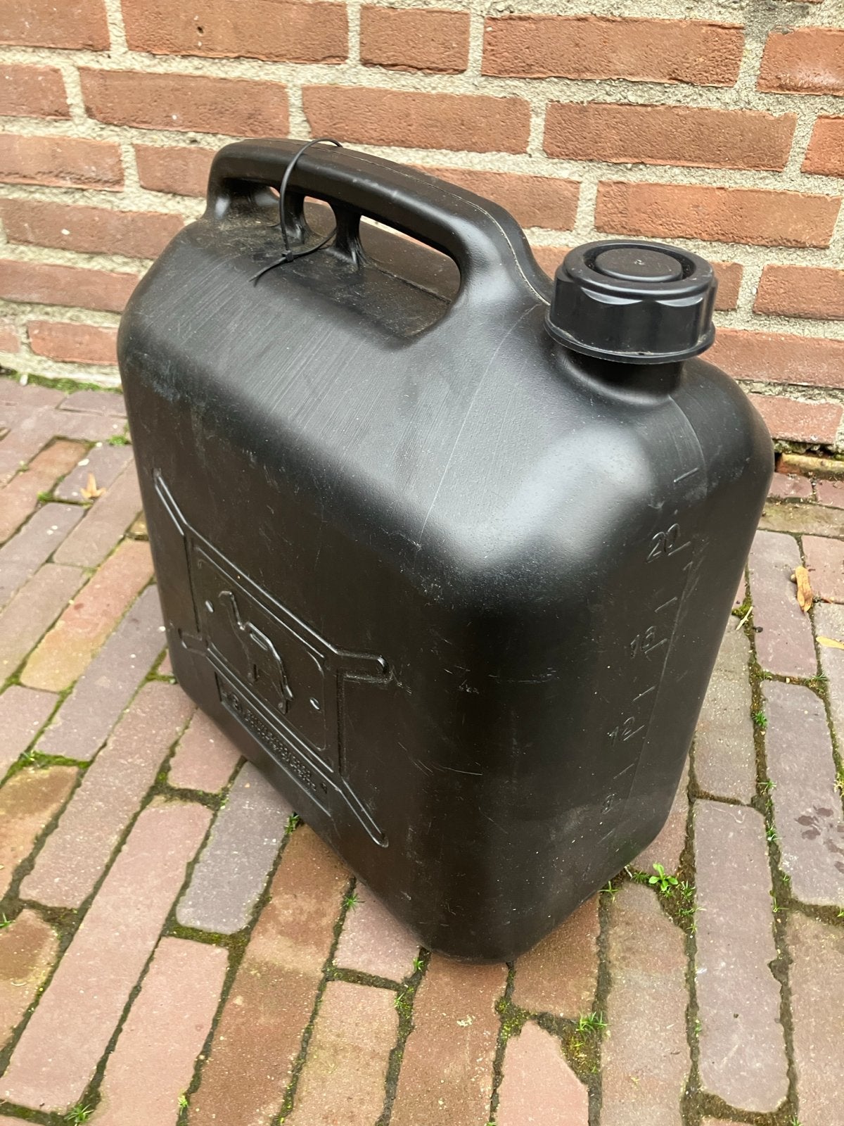 Zwarte 20 liter benzine jerrycan met maataanduiding, Ophalen, Gebruikt