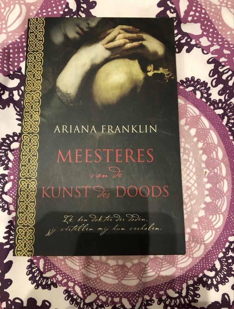Meesteres van de Kunst des Doods - Ariana Franklin, Ophalen of Verzenden, Zo goed als nieuw, Nederland