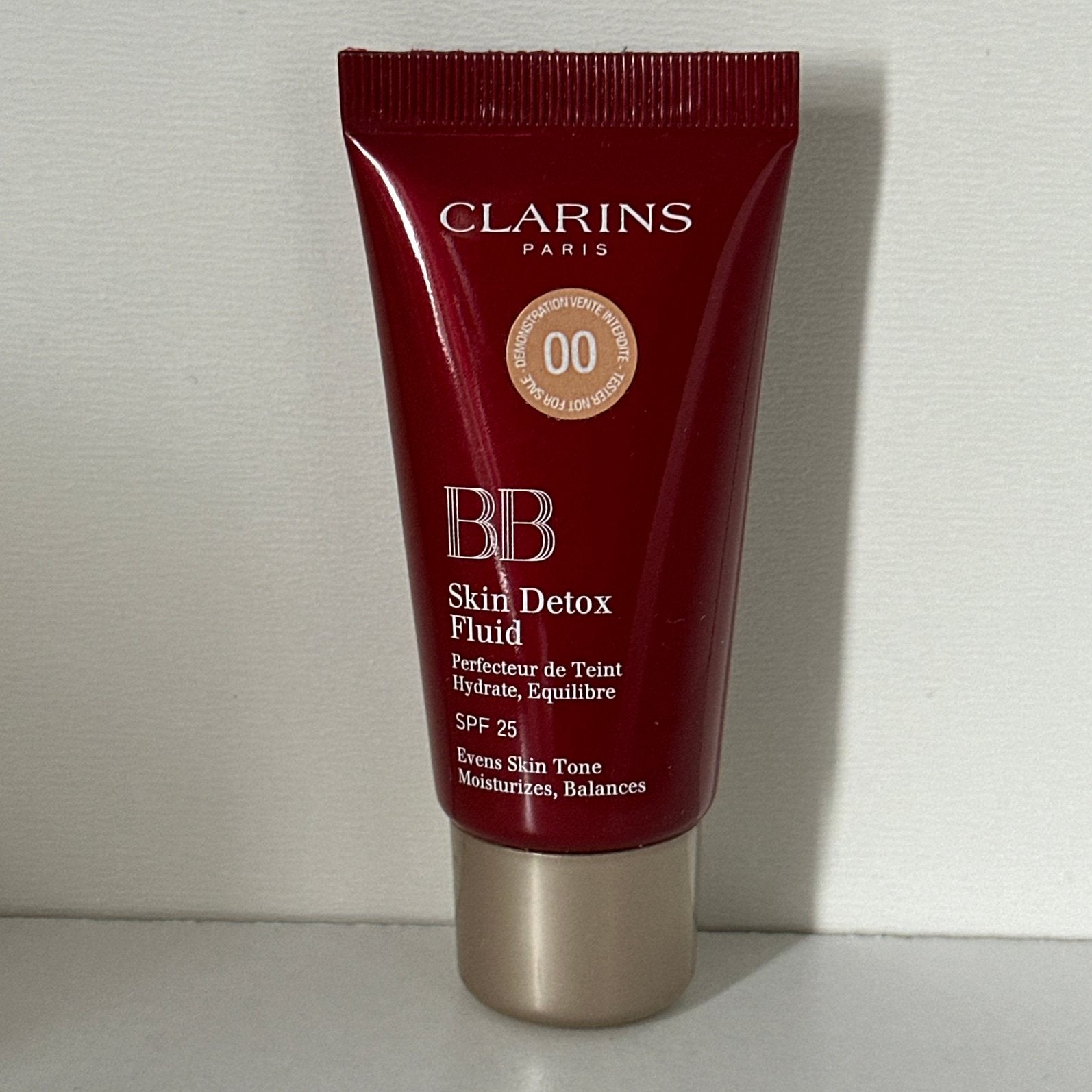 Clarins BB Skin Detox Fluid 15 ml #00 Fair#, Ophalen of Verzenden, Nieuw, Gehele gezicht, Make-up