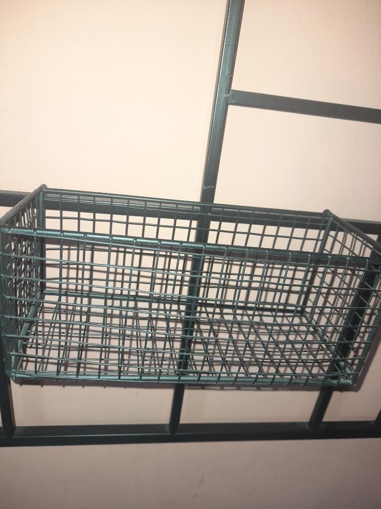 Zwart metalen wandrek xenos, Ophalen, Zo goed als nieuw