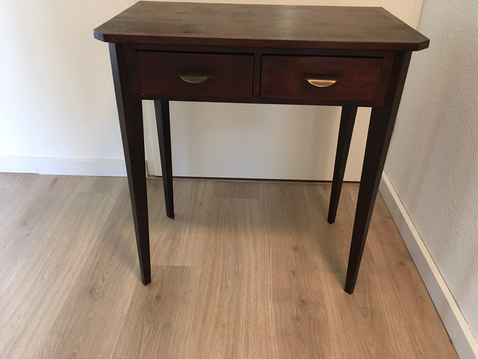 Te koop uniek houten tafeltje met taps toelopende poten., Huis en Inrichting, Tafels | Sidetables, Ophalen, 50 tot 100 cm, Zo goed als nieuw