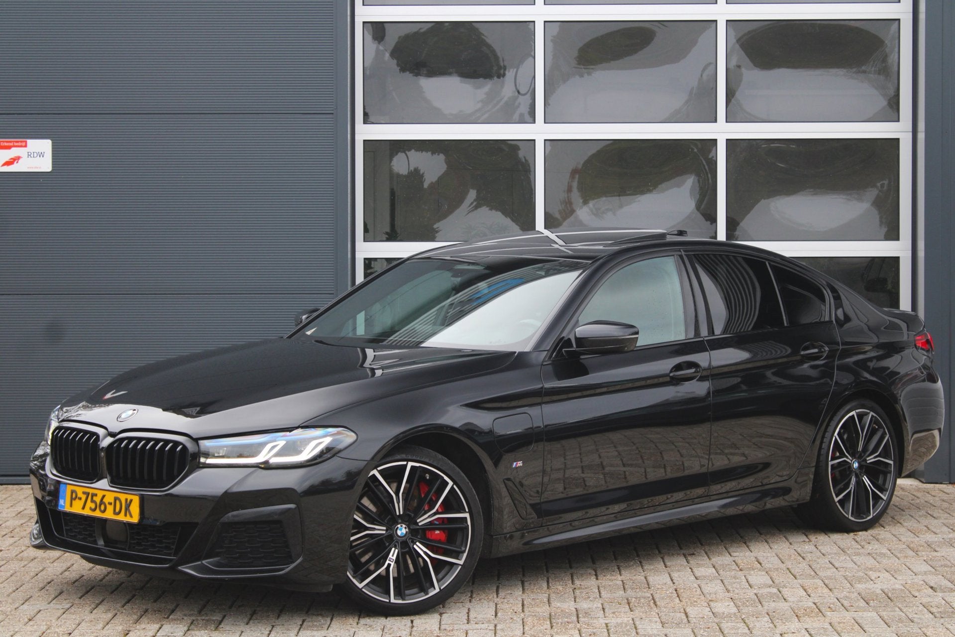 BMW 5-serie 545e xDrive M-Sport Org NL| Pano | Laser | ACC |, Auto's, Dealer onderhouden, Gebruikt, 394 pk, 2000 kg