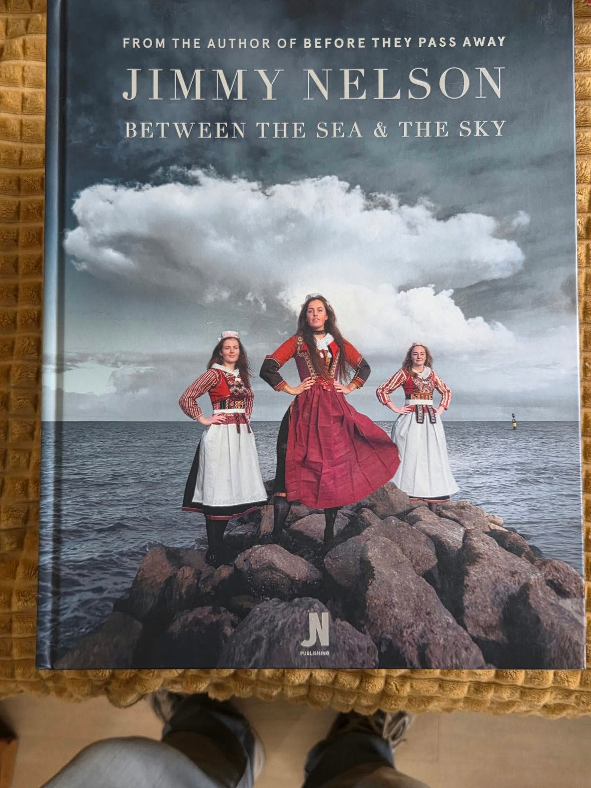 Jimmy Nelson - Between the Sea and the Sky (GESIGNEERD), Ophalen, Zo goed als nieuw, Fotografen