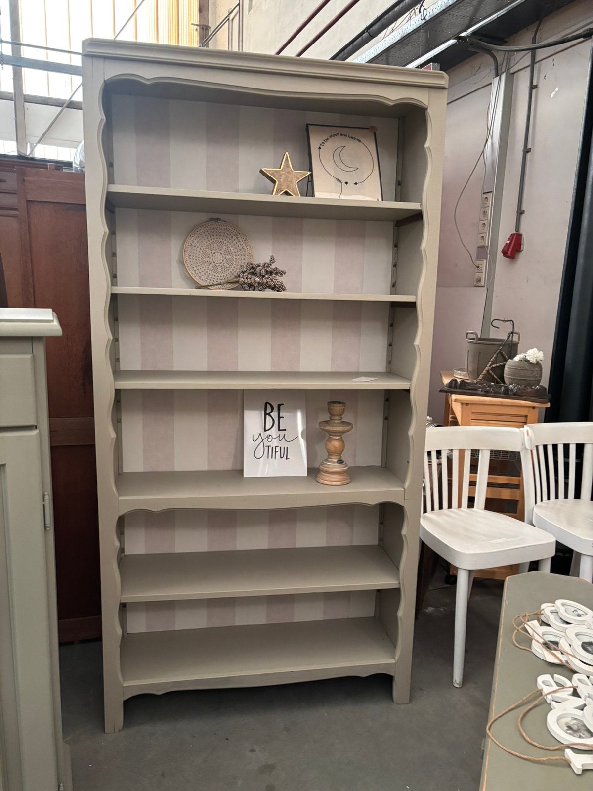 Brocante kast / boekenkast, Ophalen, Met plank(en), Studio Larilo, Zo goed als nieuw