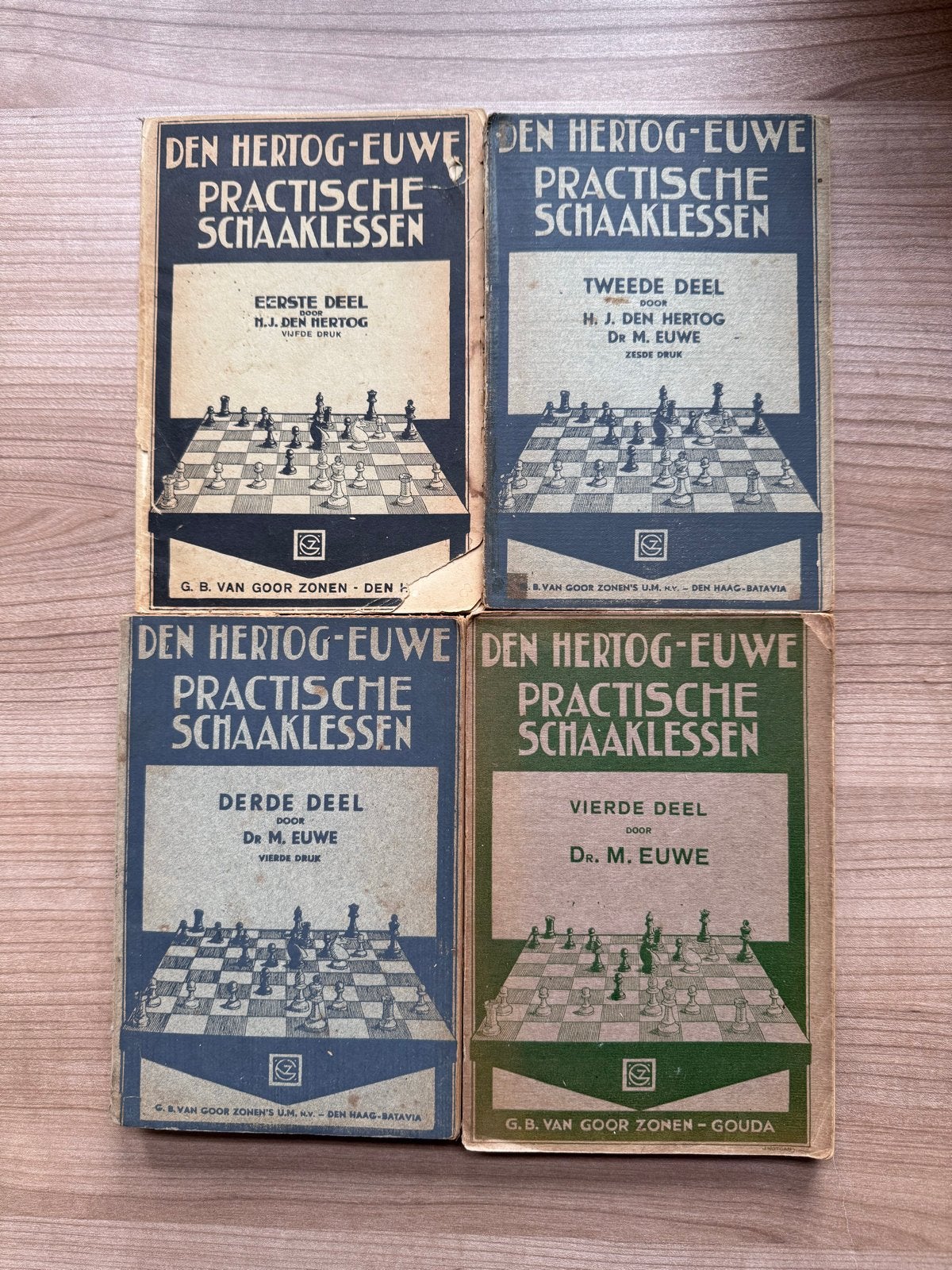 Practische Schaaklessen - Den Hertog-Euwe (4 delen), Ophalen of Verzenden, Gelezen, Nederland