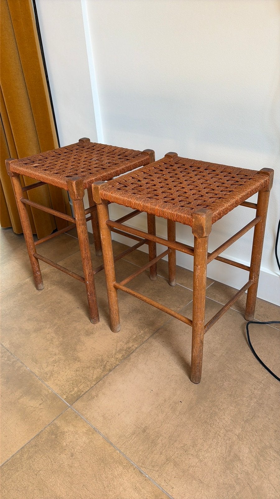 2 vintage houten krukjes met touwzitting, Ophalen, Zo goed als nieuw, Hout