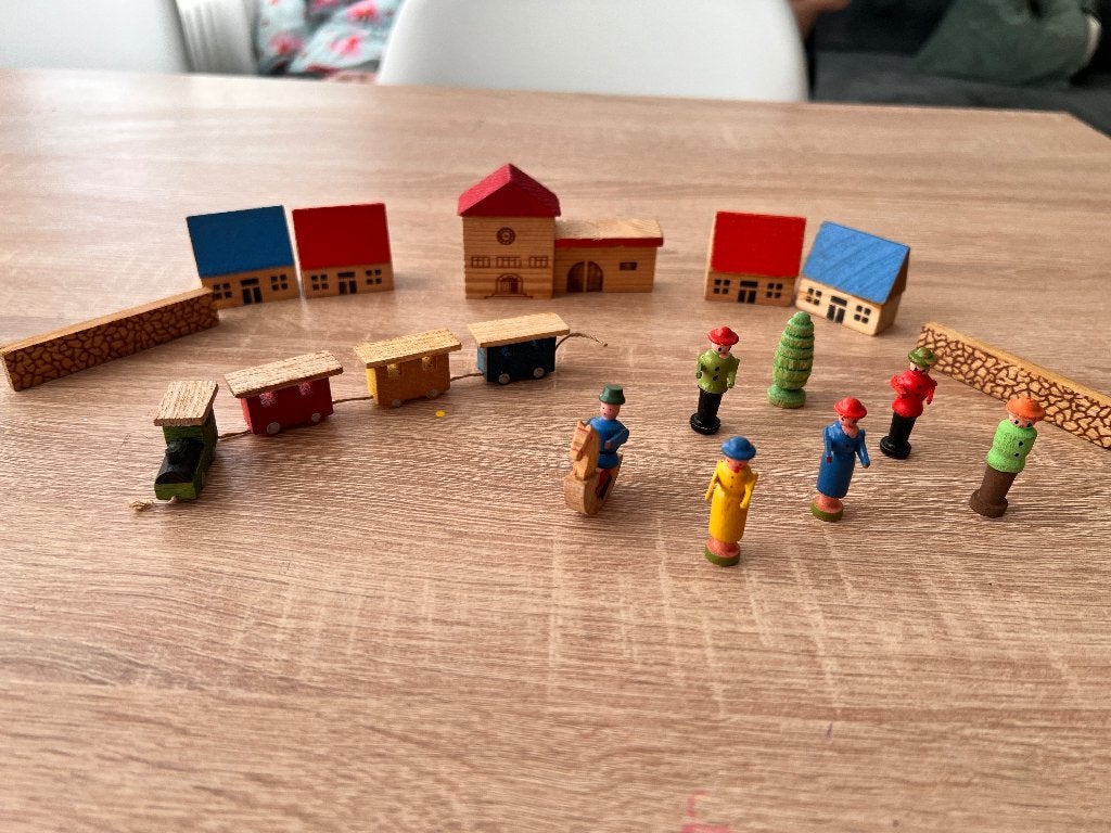 Handgemaakt en handbeschilderd houten dorpje  vintage DDR, Kinderen en Baby's, Speelgoed | Houten speelgoed, Ophalen, Gebruikt