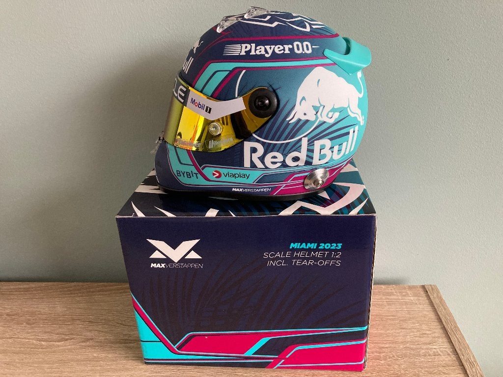 ✅ Max Verstappen 1:2 helm 2023 Miami Red Bull RB19 Schuberth, Ophalen of Verzenden, Nieuw, Formule 1