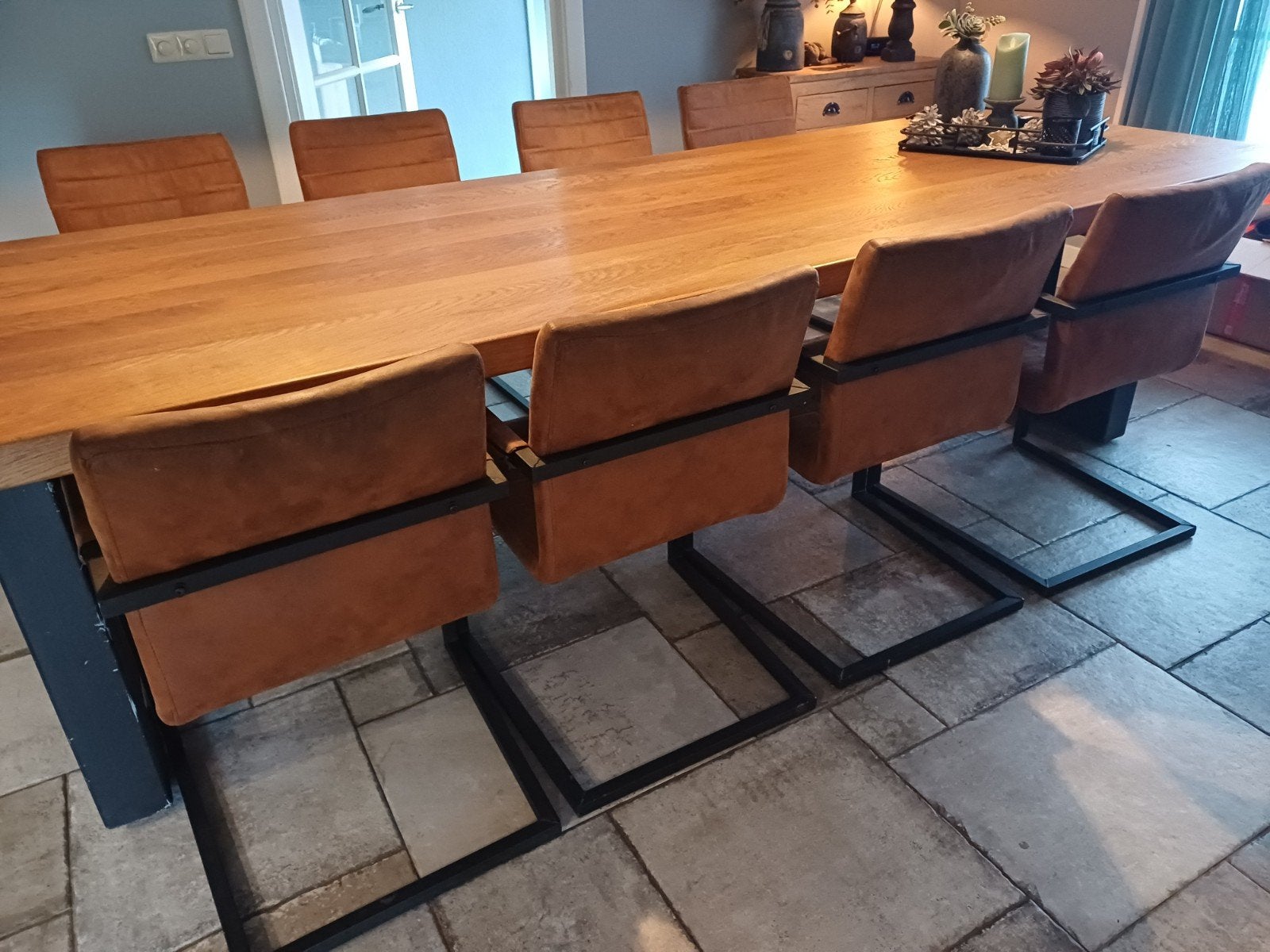 10 cognacbruine eetkamerstoelen met armleuningen, Bruin, Ophalen of Verzenden, Zo goed als nieuw, Stof