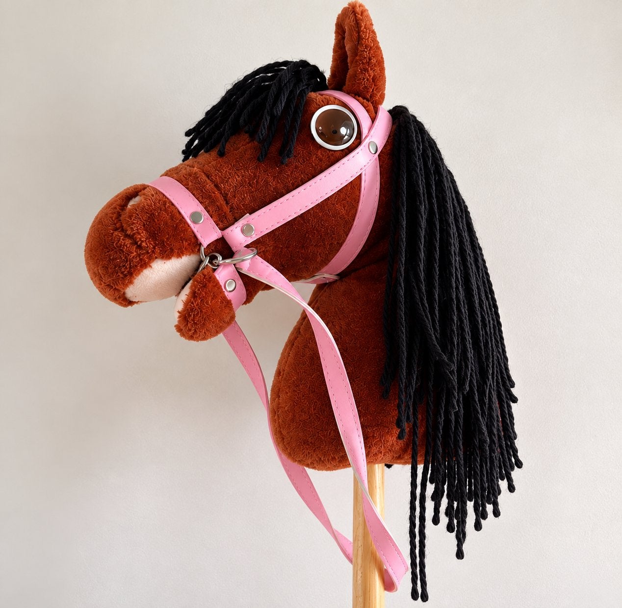 Bruin stokpaard met roze hoofdstel, Ophalen of Verzenden, Zo goed als nieuw, Jongen of Meisje