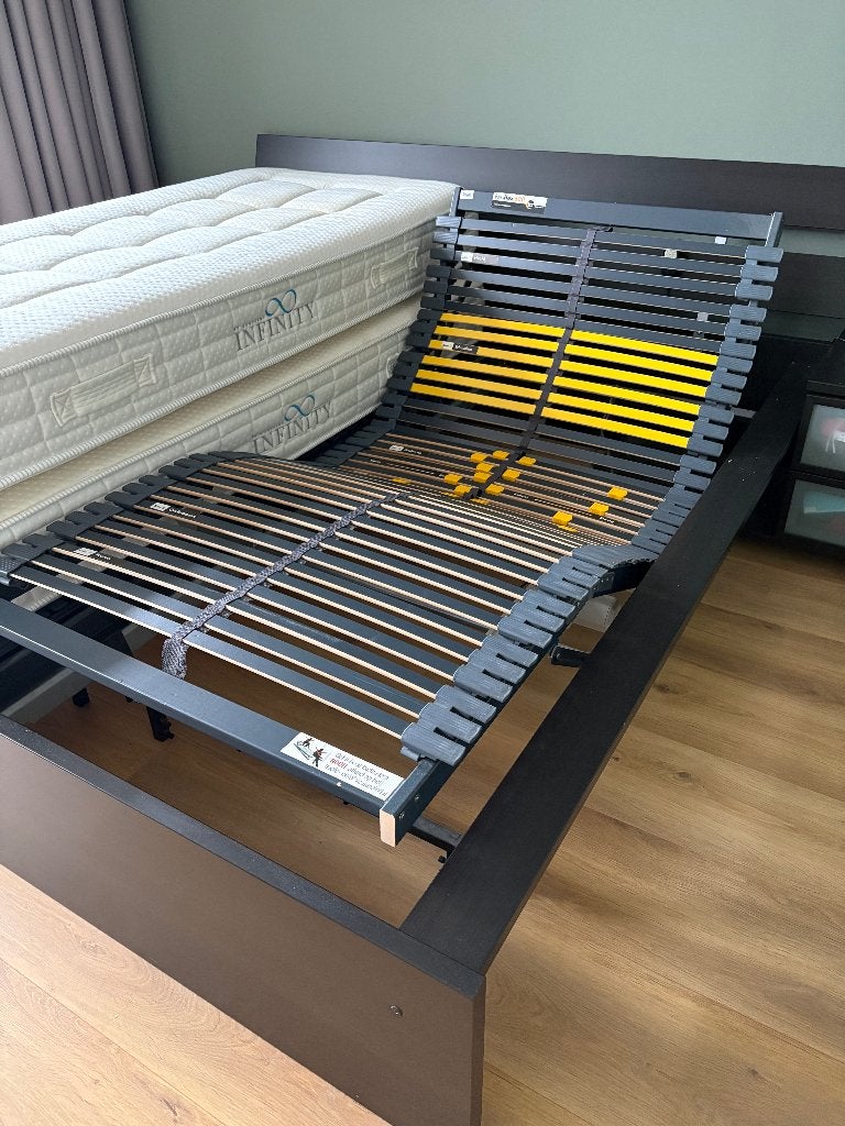 Bedframe met elektrisch verstelbare lattenbodems+nachtkastje, Ophalen, Zwart, Tweepersoons, 180 cm