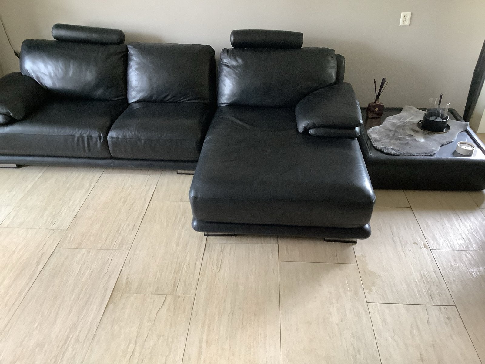 Leren loungebank met chroom poten en bijpassende tafel, Huis en Inrichting, Gebruikt, Hoekbank, Leer, Ophalen of Verzenden