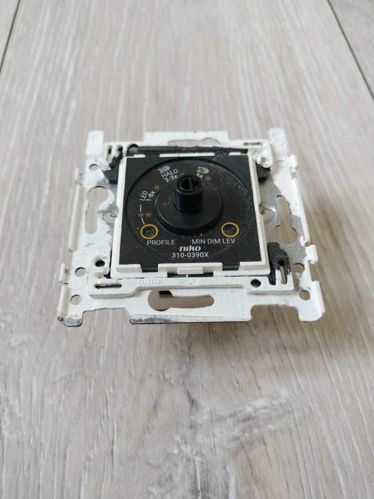 Niko Complete LED Dimmer 310-03901 + Witte Draaiknop + Afdek, Doe-het-zelf en Verbouw, Elektra en Kabels, Ophalen, Nieuw, Overige merken