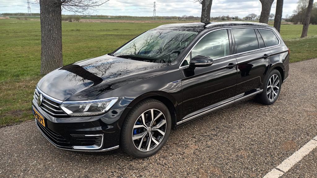 Volkswagen Passat 1.4 TSI hybride 6-DSG 2015 pano /trekhaak, Auto's, Stof, Zwart, Hybride Elektrisch/Benzine, 1600 kg
