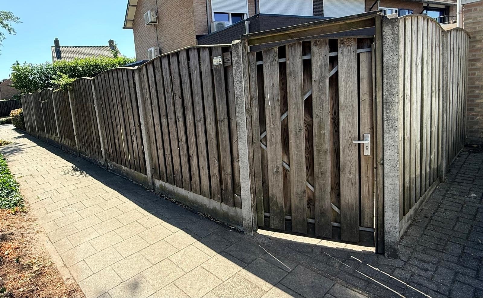 Houten schutting met poort, Tuin en Terras, Schuttingen, Ophalen, 6 meter of meer, Hout, 1 tot 2 meter