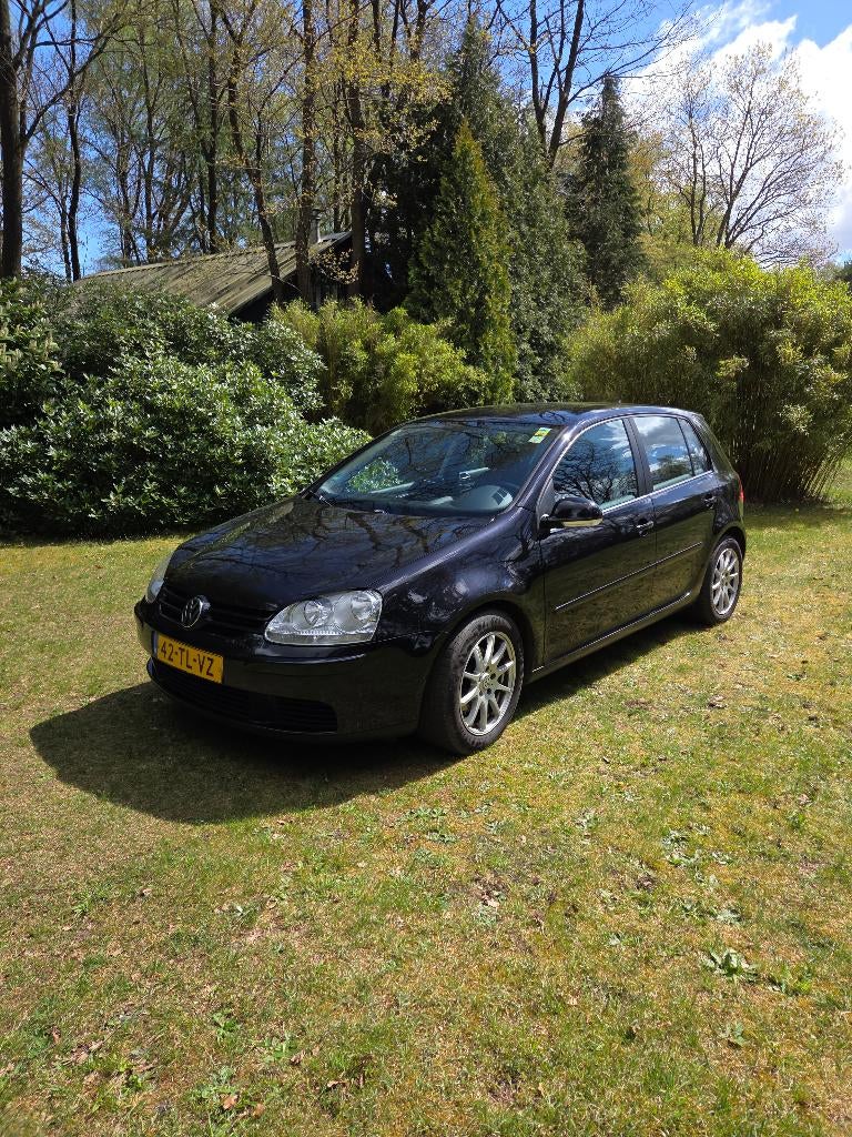 Volkswagen Golf 1.6 16V FSI | Nieuwe APK tot 21-03-27!!!, Voorwielaandrijving, Zwart, 4 cilinders, 620 kg
