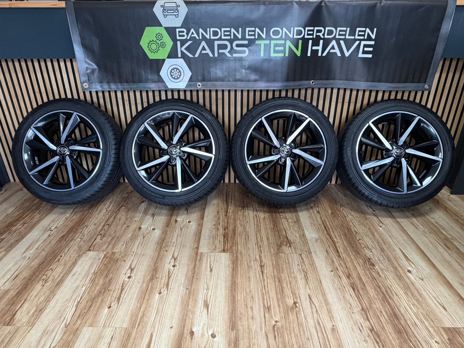 Originele Toyota Corolla 17 inch lichtmetalen velgen, Auto-onderdelen, 17 inch, Ophalen of Verzenden, Zomerbanden, 225 mm