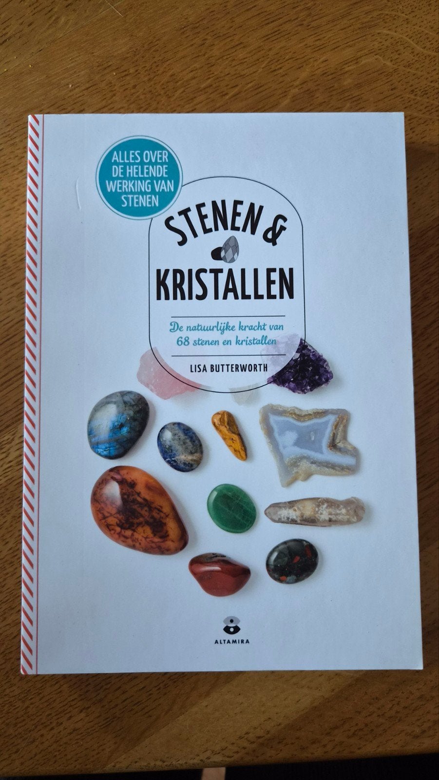 Stenen & Kristallen - De natuurlijke kracht van 68 stenen, Boeken, Achtergrond en Informatie, Spiritualiteit algemeen, Lisa Butterworth