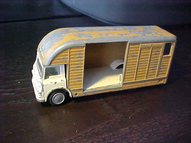 Budgie 294 - Bedford Horse Box [wit] 1/60, Ophalen of Verzenden, Gebruikt, Bus of Vrachtwagen