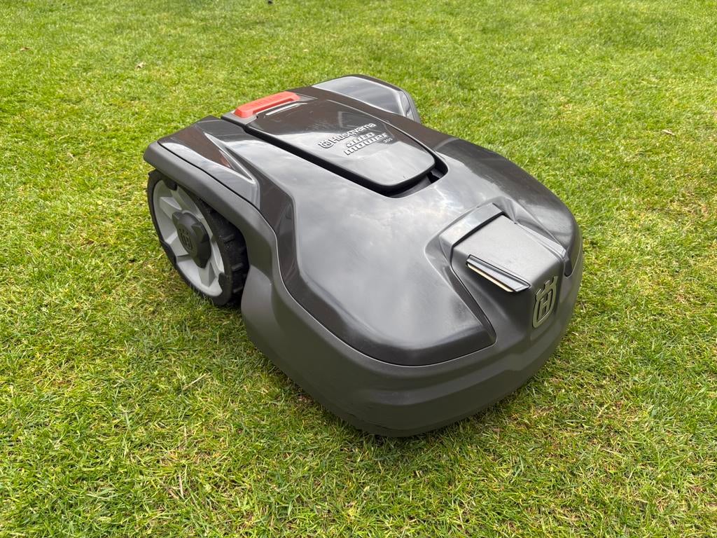 Husqvarna 305 Automower robotmaaier, Tuin en Terras, Robotmaaiers, Ophalen, Gebruikt, Minder dan 20 cm, Bestuurbaar via app