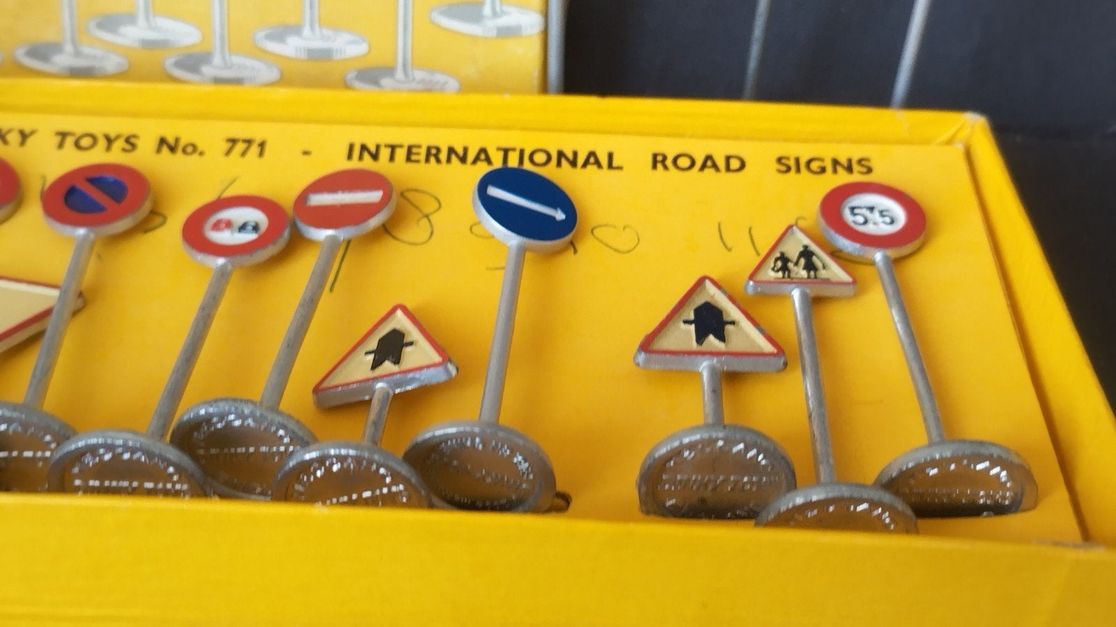 Traffic Signs Verkeers borden Dinky Toys Pol, Hobby en Vrije tijd, Gebruikt, Auto, Verzenden, Dinky