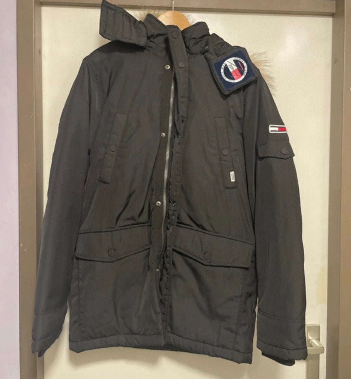 Tommy Jeans winterjas met afneembare capuchon en bont, Kleding | Heren, Jassen | Winter, Verzenden, Nieuw, Maat 48/50 (M), Zwart