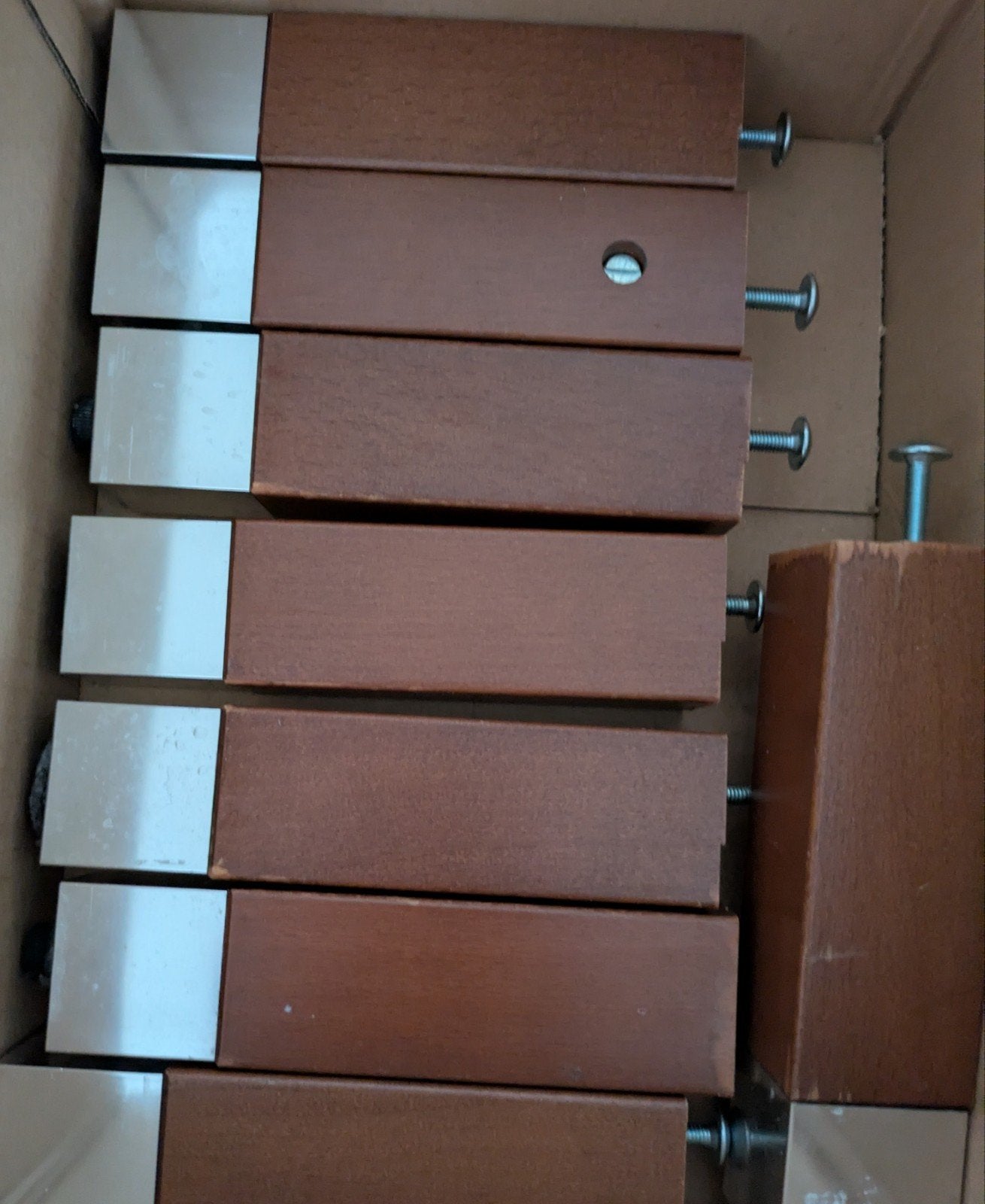 Onderdelen Ikea kastje. 1 plank en 16 pootjes. 10,-, Ophalen
