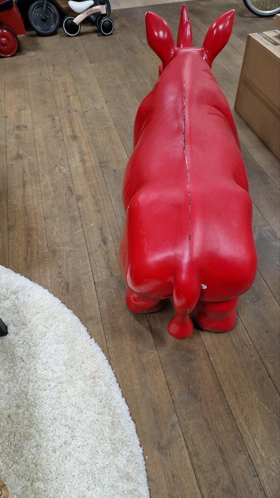 Opvallend rood neushoorn beeld - 161 cm lang, Ophalen, Weerbestendig, Rood, Kunststof