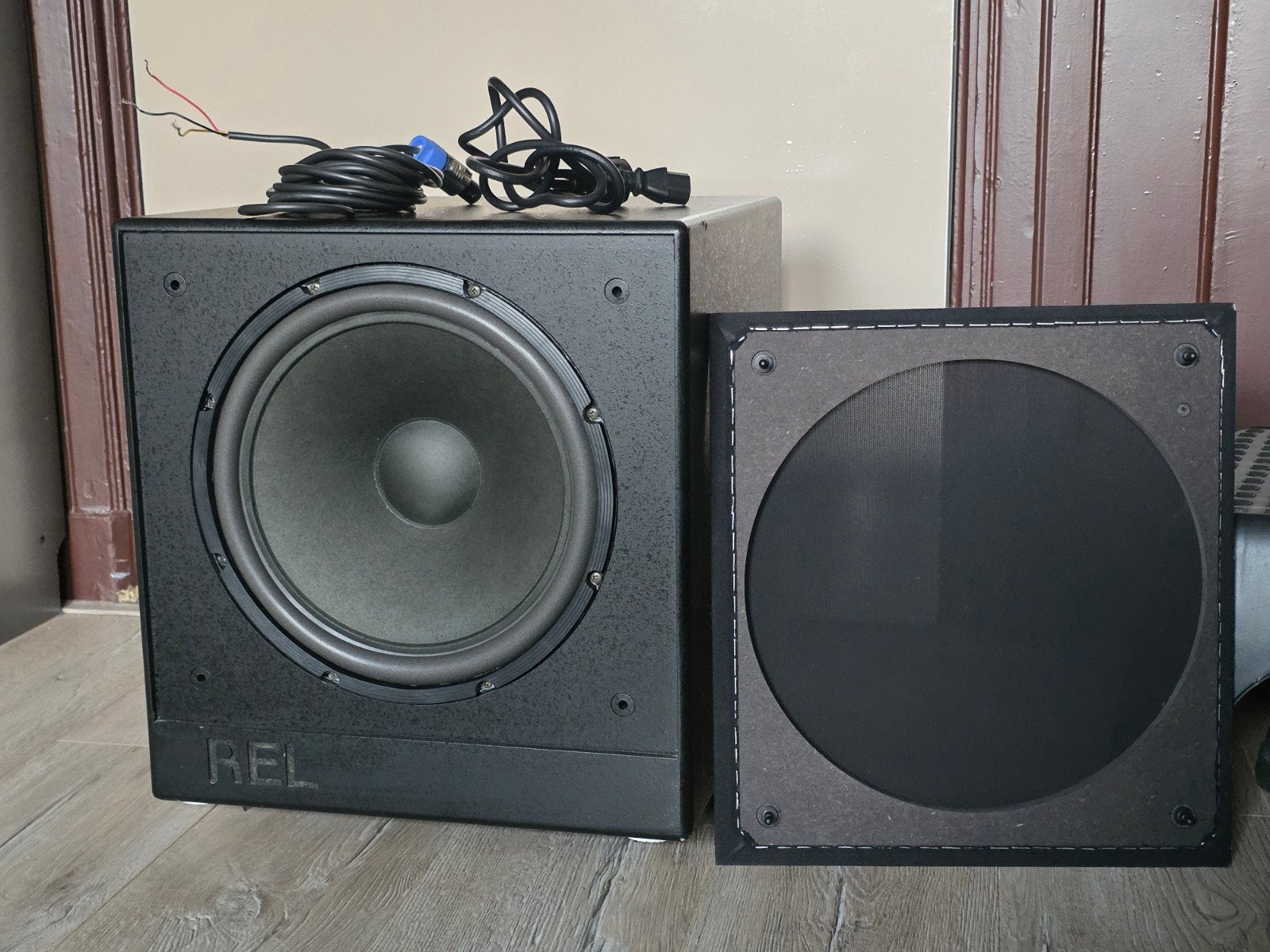 REL Q100E actief sub met nieuwe schuimrand
