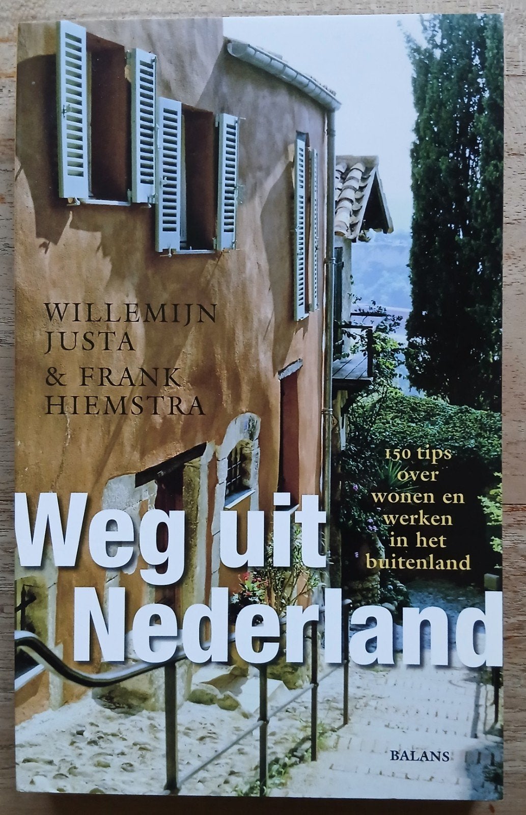 Willemijn Justa & Frank Hiemstra, Weg uit Nederland, Ophalen of Verzenden, Gelezen