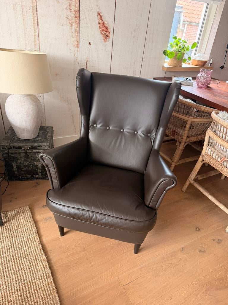 Ikea strandmon oorfauteuil leer met voetenbankje, Ophalen, Zo goed als nieuw, 75 tot 100 cm, Leer