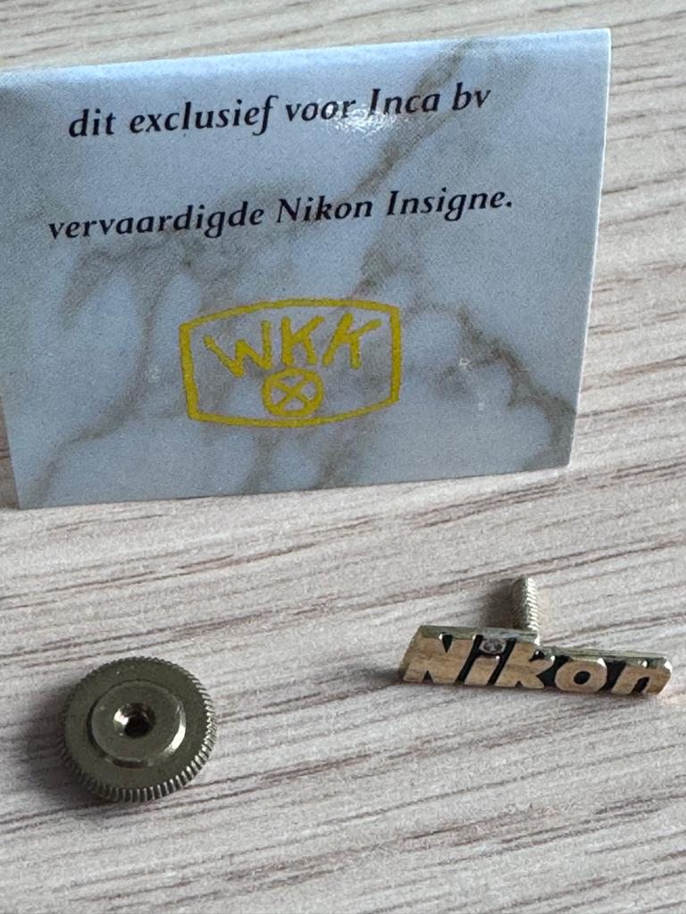 Gouden speld Nikkon met diamant, Ophalen of Verzenden, Zo goed als nieuw, Goud, Overige merken