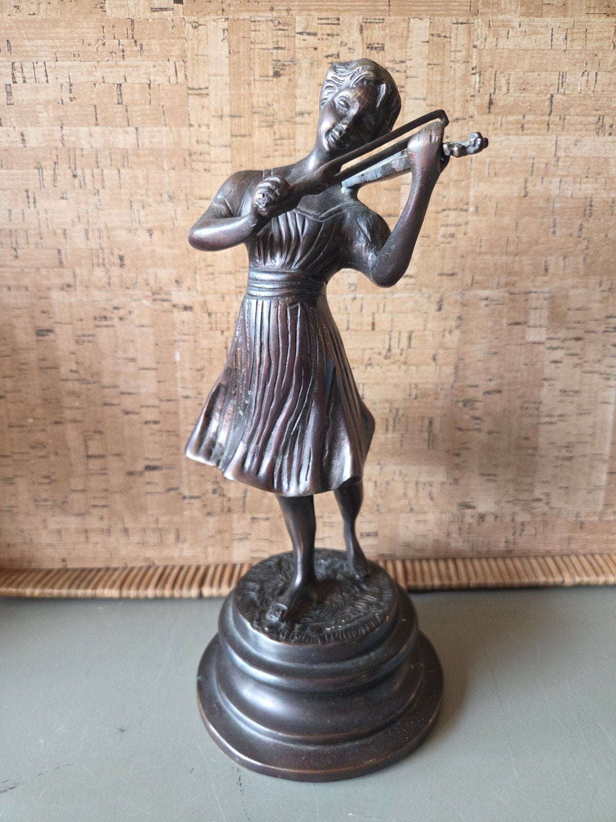 gepatineerd bronzen beeldje van een spelende violiste, Ophalen, Minder dan 20 cm, Beeld, Bruin