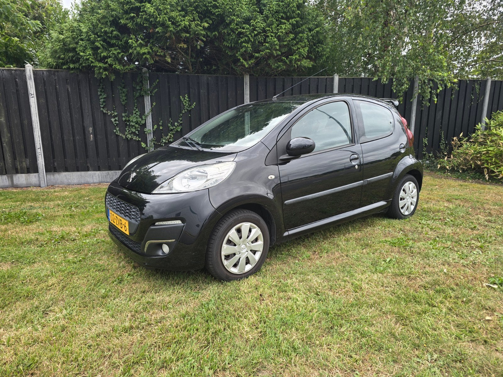 Peugeot 107 1.0 12V 5DR 2013 Zwart NAP ORGINEEL NL, Auto's, Voorwielaandrijving, Stof, Zwart, 4 stoelen