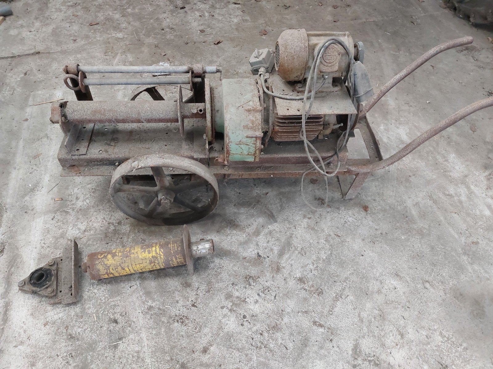 Elektromotor 380V met vertragingskast en rollen, Ophalen