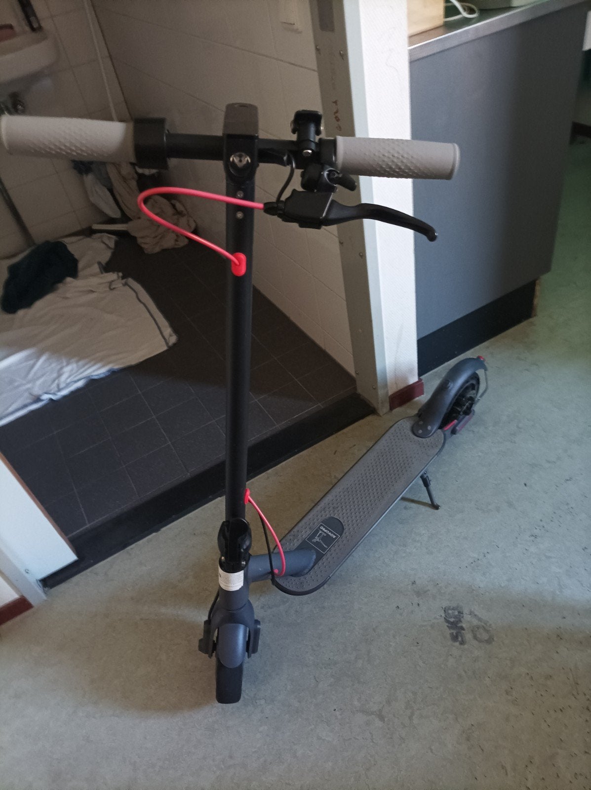 zwart rode elektrische step €50., Ophalen, Zo goed als nieuw, Elektrische step (E-scooter), Aovopro