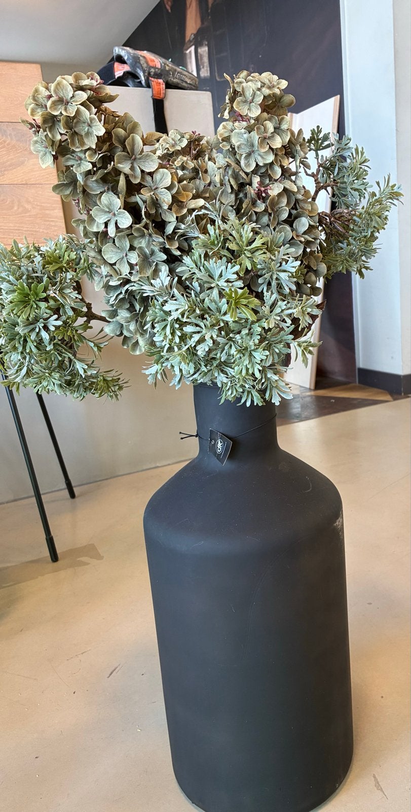Grote zwarte vaas met kunstbloemen (excl. bloemen), Overige typen, Zo goed als nieuw, Met pot of vaas, Ophalen